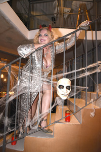 Revue-Premiere 'Hell-oh-rama' in München