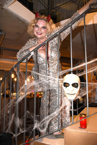 Revue-Premiere 'Hell-oh-rama' in München