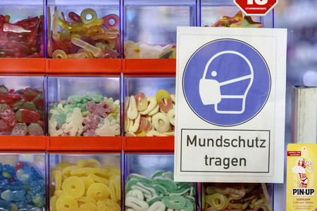 Symbolfoto Mundschutz tragen