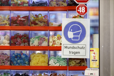 Symbolfoto Mundschutz tragen