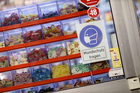 Symbolfoto Mundschutz tragen