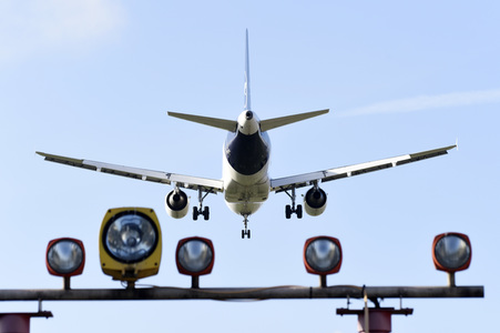 Symbolfoto Landeanflug