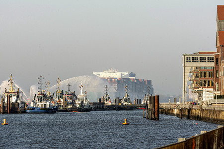 Das Containerschiff CMA CGM Jacques Saade in Hamburg