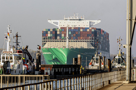 Das Containerschiff CMA CGM Jacques Saade in Hamburg