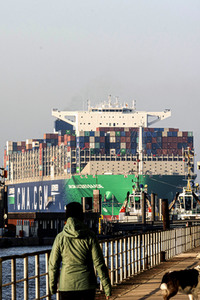 Das Containerschiff CMA CGM Jacques Saade in Hamburg