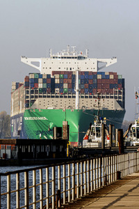 Das Containerschiff CMA CGM Jacques Saade in Hamburg