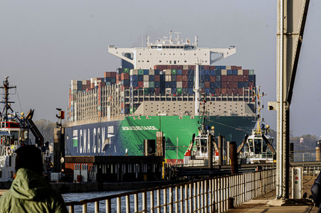Das Containerschiff CMA CGM Jacques Saade in Hamburg