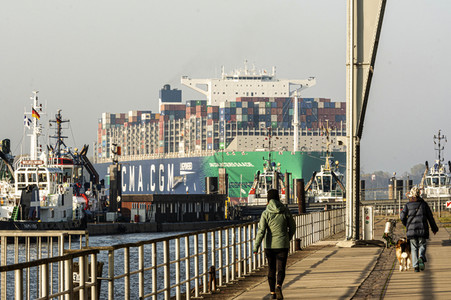 Das Containerschiff CMA CGM Jacques Saade in Hamburg