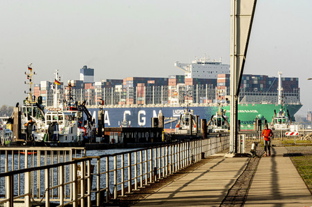 Das Containerschiff CMA CGM Jacques Saade in Hamburg
