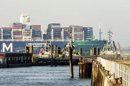 Das Containerschiff CMA CGM Jacques Saade in Hamburg