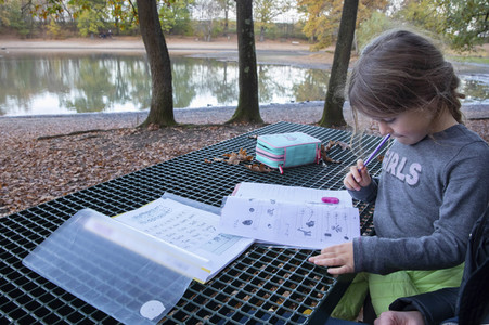 Symbolfoto Hausaufgaben im Freien