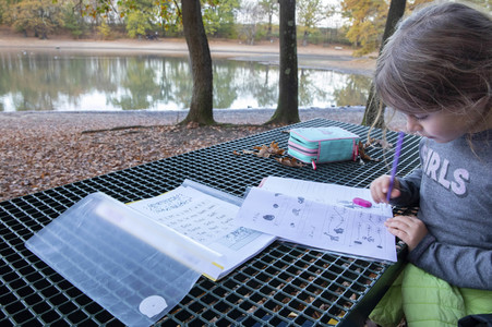 Symbolfoto Hausaufgaben im Freien