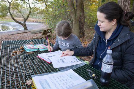 Symbolfoto Hausaufgaben im Freien