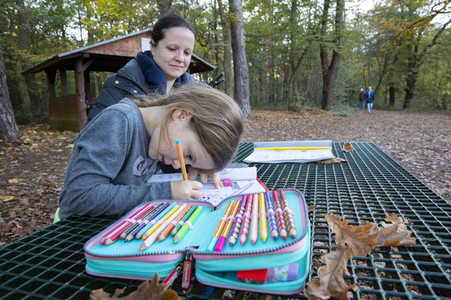 Symbolfoto Hausaufgaben im Freien