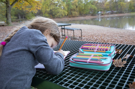 Symbolfoto Hausaufgaben im Freien