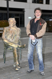 Präsentation der Bronze-Statue von Helmut Dietl in München