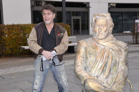 Präsentation der Bronze-Statue von Helmut Dietl in München