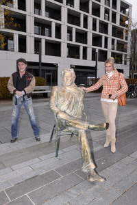 Präsentation der Bronze-Statue von Helmut Dietl in München