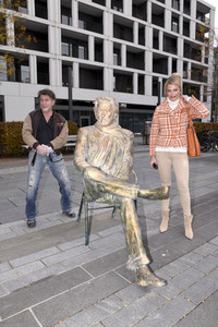 Präsentation der Bronze-Statue von Helmut Dietl in München