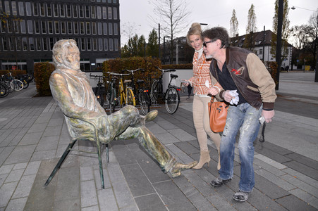 Präsentation der Bronze-Statue von Helmut Dietl in München