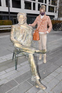 Präsentation der Bronze-Statue von Helmut Dietl in München