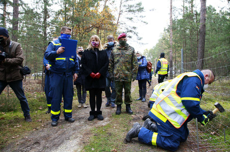 Pressetermin zum Bau eines Zauns zur Eindämmung der Afrikanischen Schweinepest in Krauschwitz
