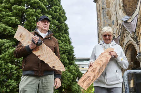 Aufstellen des Weihnachtsbaumes an der Gedächtniskirche in Berlin