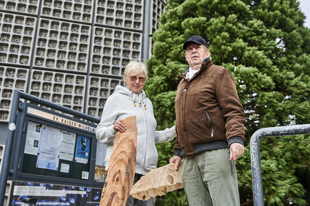 Aufstellen des Weihnachtsbaumes an der Gedächtniskirche in Berlin