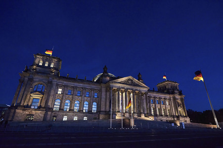 Flaggen auf Halbmast am Volkstrauertag in Berlin
