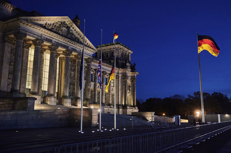 Flaggen auf Halbmast am Volkstrauertag in Berlin