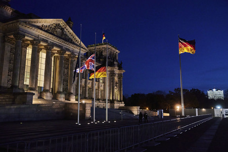 Flaggen auf Halbmast am Volkstrauertag in Berlin