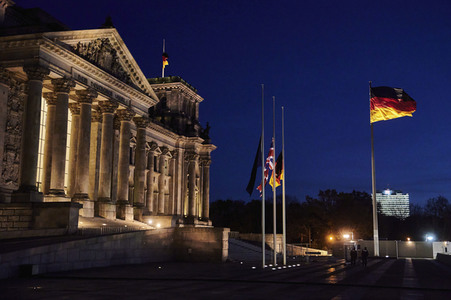 Flaggen auf Halbmast am Volkstrauertag in Berlin