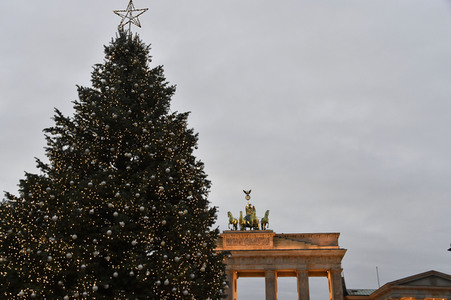 Einschalten der Weihnachtsbaumbeleuchtung am Brandenburger Tor in Berlin