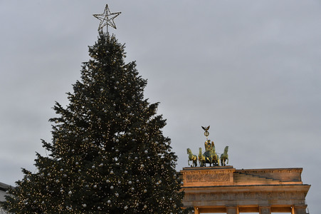 Einschalten der Weihnachtsbaumbeleuchtung am Brandenburger Tor in Berlin