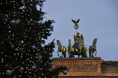 Einschalten der Weihnachtsbaumbeleuchtung am Brandenburger Tor in Berlin