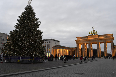 Einschalten der Weihnachtsbaumbeleuchtung am Brandenburger Tor in Berlin