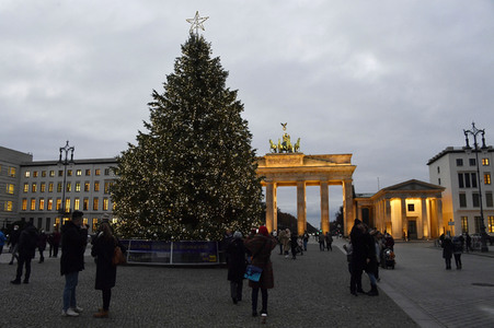 Einschalten der Weihnachtsbaumbeleuchtung am Brandenburger Tor in Berlin