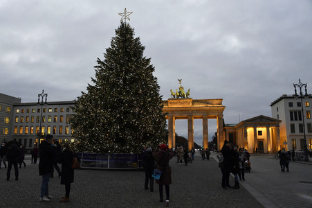 Einschalten der Weihnachtsbaumbeleuchtung am Brandenburger Tor in Berlin