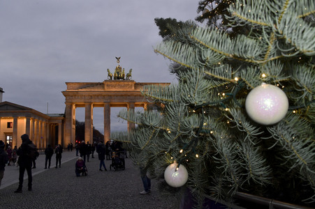 Einschalten der Weihnachtsbaumbeleuchtung am Brandenburger Tor in Berlin