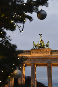 Einschalten der Weihnachtsbaumbeleuchtung am Brandenburger Tor in Berlin