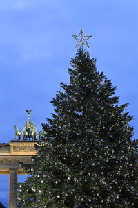Einschalten der Weihnachtsbaumbeleuchtung am Brandenburger Tor in Berlin