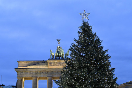 Einschalten der Weihnachtsbaumbeleuchtung am Brandenburger Tor in Berlin
