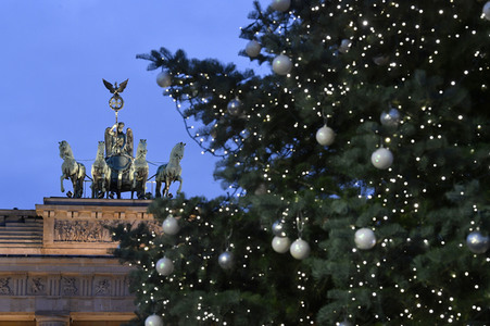 Einschalten der Weihnachtsbaumbeleuchtung am Brandenburger Tor in Berlin