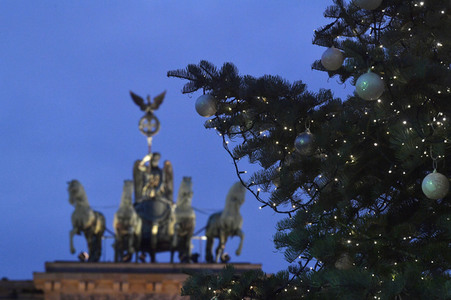 Einschalten der Weihnachtsbaumbeleuchtung am Brandenburger Tor in Berlin