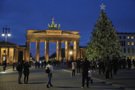Weihnachtsbeleuchtung am Brandenburger Tor in Berlin