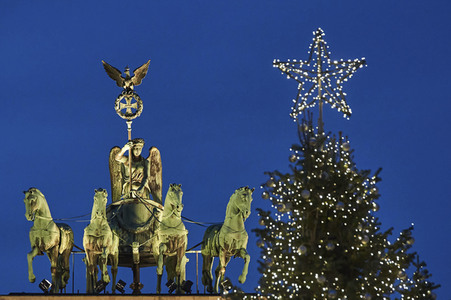 Weihnachtsbeleuchtung am Brandenburger Tor in Berlin