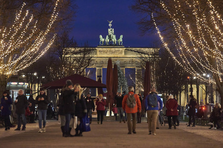 Weihnachtsbeleuchtung am Brandenburger Tor in Berlin