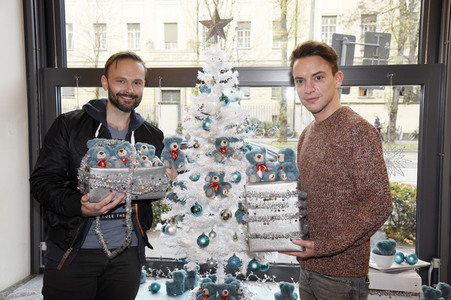 Michael Sandorov beim Teddy-Charity-Verkauf in München