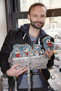 Michael Sandorov beim Teddy-Charity-Verkauf in München