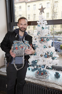 Michael Sandorov beim Teddy-Charity-Verkauf in München